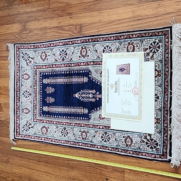 Small Silk Rug from Turkey - Approx. 21.5" by 40" - Picture 5 of 11